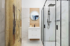 Dusche, Haartrockner, Handtücher, Shampoo