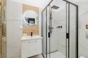 Shower, hair dryer, towels, shampoo