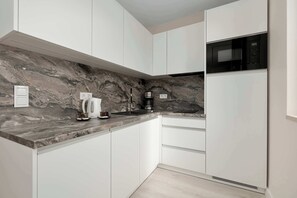 Fridge, microwave, stovetop, coffee/tea maker - Żeromskiego 29 Świnoujście | Bright Apartment | Near the Beach (Świnoujście)