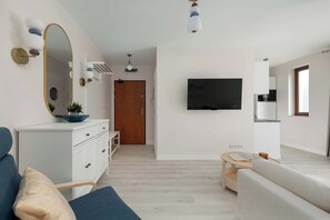 TV - Żeromskiego 29 Świnoujście | Bright Apartment | Near the Beach (Świnoujście)