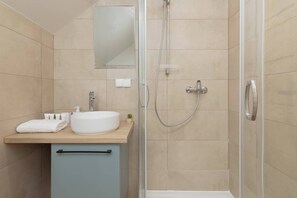 Dusche, Haartrockner, Handtücher, Shampoo