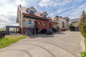 Exterior - Cozy Apartment in Chlapowo | Balcony | Parking (Chłapowo)