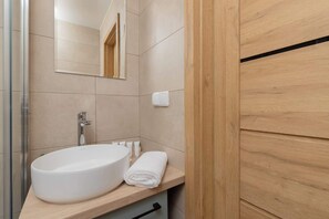 Shower, hair dryer, towels, shampoo - Cozy Apartment in Chlapowo | Balcony | Parking (Chłapowo)