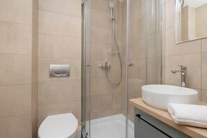 Douche, sèche-cheveux, serviettes fournies, shampoing