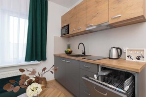 Fridge, microwave, stovetop, dishwasher