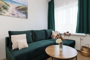 TV, offices - Cozy Apartment in Chlapowo | Balcony | Parking (Chłapowo)