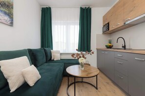 TV, offices - Cozy Apartment in Chlapowo | Balcony | Parking (Chłapowo)