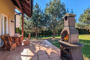 Outdoor dining - Spacious Apartment | 3 Bedrooms, Sauna, Garden (Chłapowo)