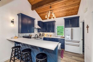 Fridge, microwave, stovetop, dishwasher