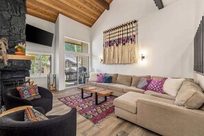 Télévision, cheminée