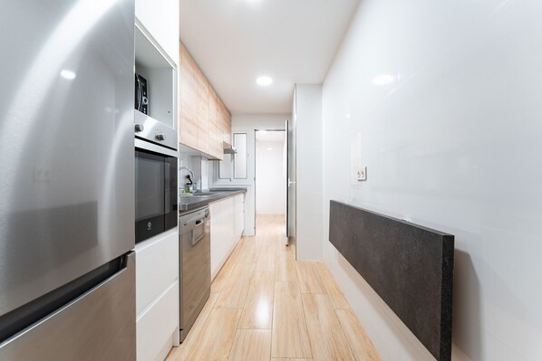 Kühlschrank, Geschirrspüler, Wasserkocher mit Kaffee-/Teezubehör