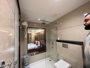 Towels, soap, shampoo, toilet paper - Hotel The crystal Park  (Gwalior)
