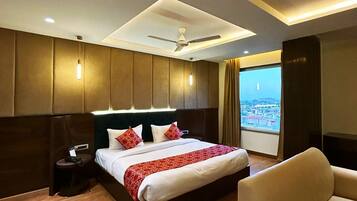 Desk, laptop workspace, iron/ironing board, free WiFi