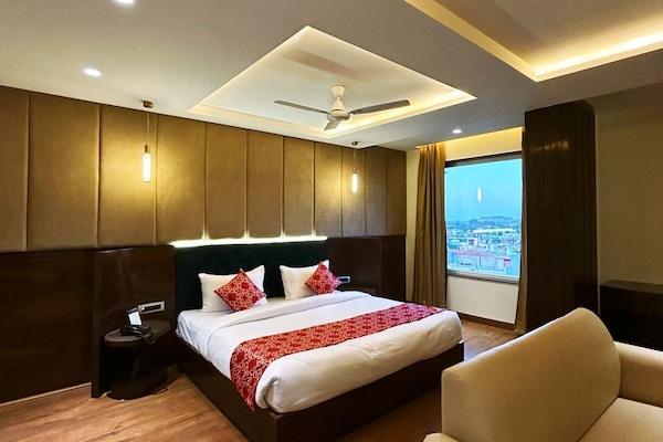 Desk, laptop workspace, iron/ironing board, free WiFi