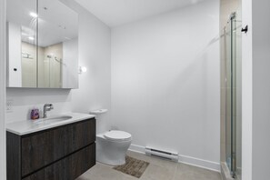 Secador de pelo, toallas, jabón, papel higiénico