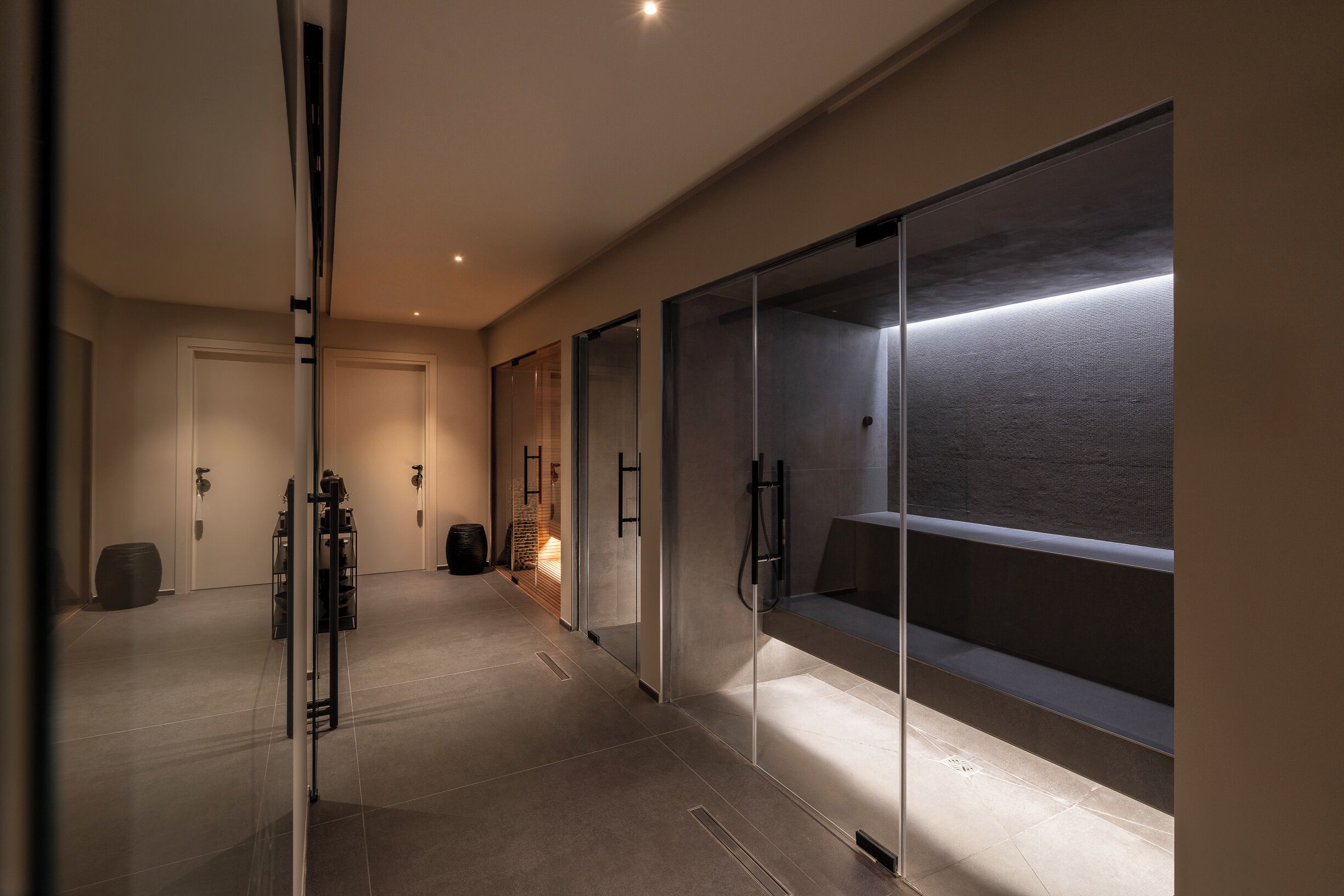 Area per trattamenti esterna, sauna, vasca idromassaggio, bagno turco