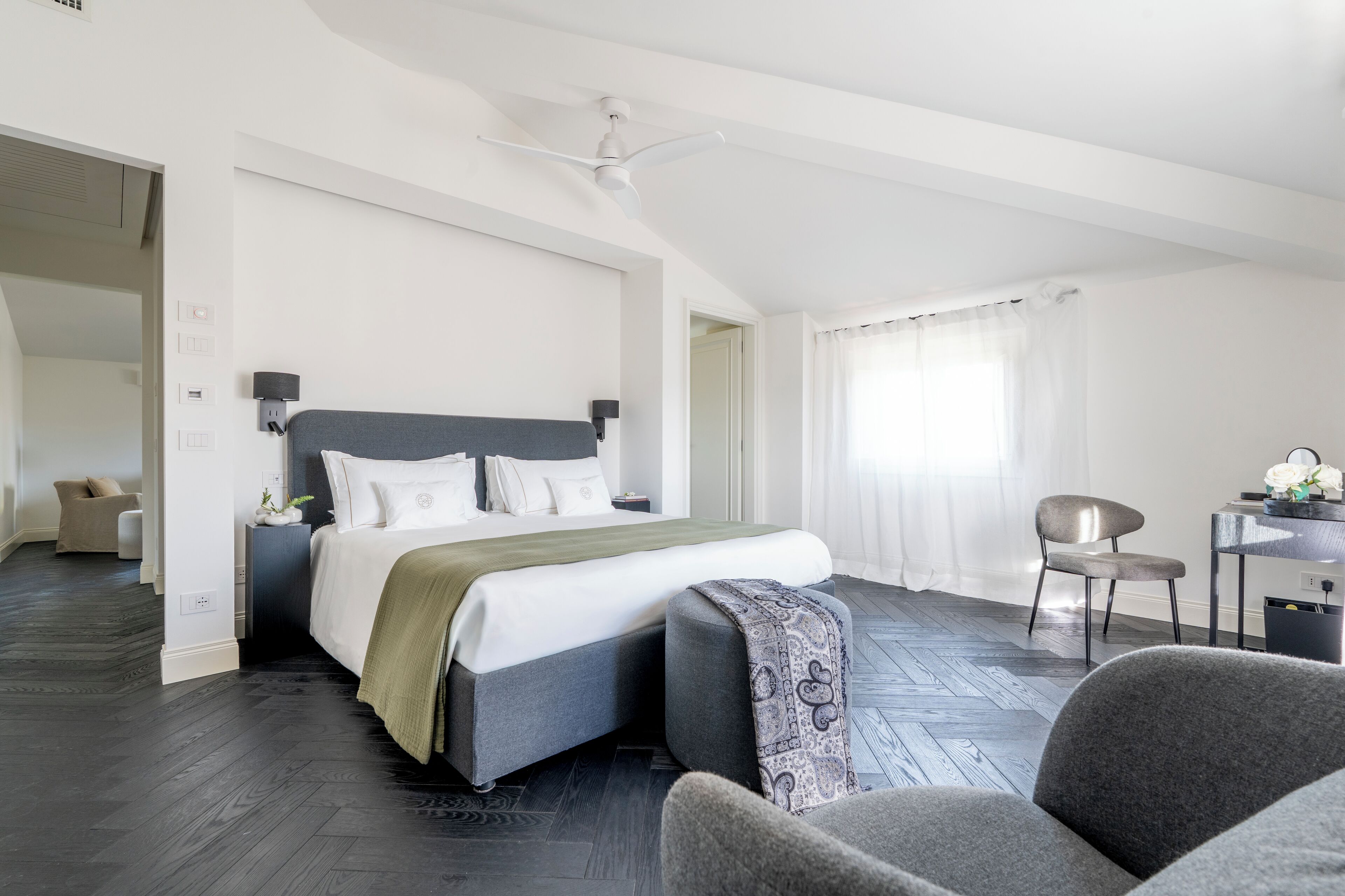 Comfort Room | Egyptian cotton sheets, premium bedding, in-room safe, desk