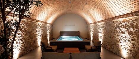 Indoor spa tub