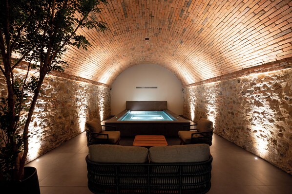 Indoor spa tub