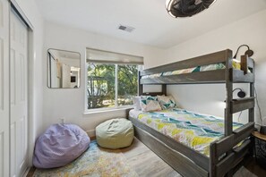 3 slaapkamers, een strijkplank/strijkijzer, wifi, beddengoed