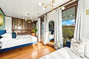 4 bedrooms, iron/ironing board, WiFi, bed sheets