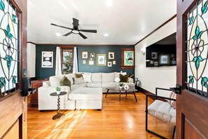 Una sala de estar con un sofá, una mesa de centro y elementos decorativos.