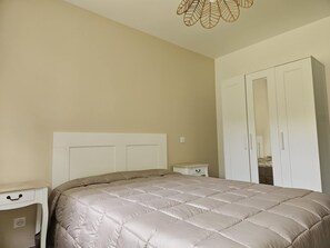 2 bedrooms, iron/ironing board, WiFi, bed sheets