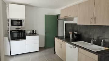 Mikrovågsugn, ugn, spishäll och diskmaskin