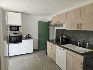 Een microgolfoven, een oven, een kookplaat, een vaatwasser