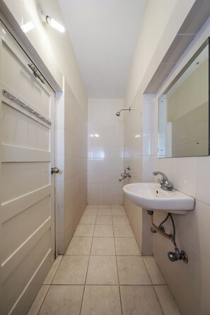 Suihku, hiustenkuivaaja, bidee, pyyhkeet