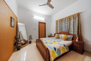 4 bedrooms, iron/ironing board, WiFi, bed sheets