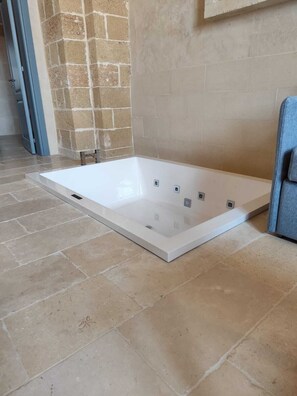 Jetted bath, hair dryer, bidet, towels - King Room with Private Jacuzzi in Historic House - Borgo Don Ciccio (Felline)