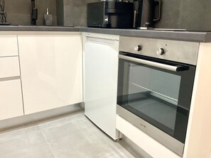 Frigorífico, horno, cafetera o tetera y utensilios de cocina