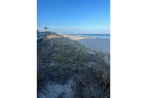Nära stranden, solstolar och strandhanddukar