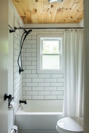 Haartrockner, Handtücher, Seife, Toilettenpapier