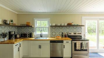 Mikrobølgeovn, ovn, kokeplater og oppvaskmaskin