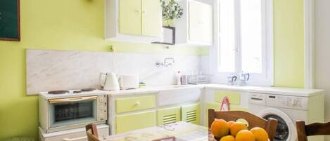 Frigorífico, horno, placa de cocina y cafetera o tetera