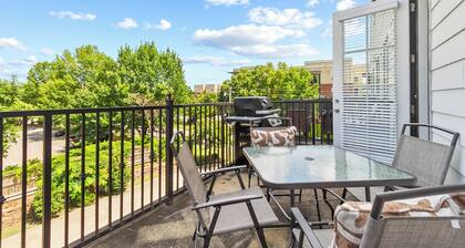 New Game Day Chalet Condo Walkable to Stadium