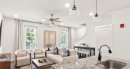 New Game Day Chalet Condo Walkable to Stadium