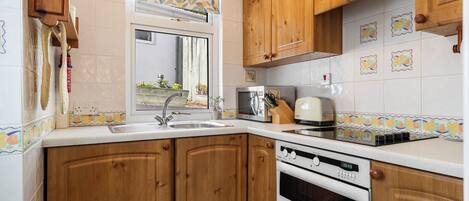 ثلاجة، فرن، غسالة أطباق، محمصة خبز