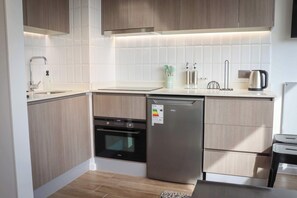 Kylskåp, spishäll, kaffe- och tebryggare och brödrost