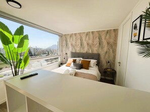 Tabla de planchar con plancha, wifi y ropa de cama