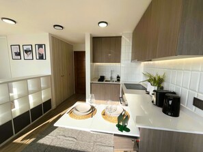 Réfrigérateur, four à micro-ondes, un four, surface de cuisson