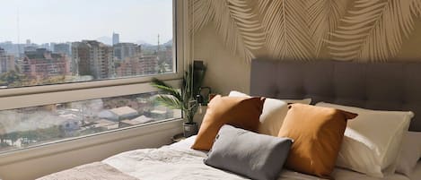 Tabla de planchar con plancha, wifi y ropa de cama