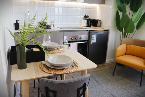 Kühlschrank, Mikrowelle, Ofen, Herdplatte