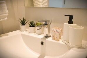 Regadera, secadora de cabello, toallas, shampoo 