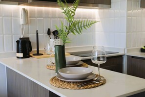 Kjøleskap, mikrobølgeovn, ovn og kokeplater