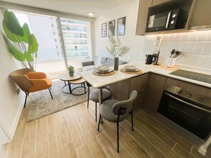 Réfrigérateur, micro-ondes, four, plaque de cuisson