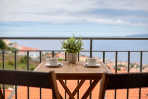 Outdoor dining - Ti Clara View Apartment with Sea View, Balcony and Wi-Fi (Caniço)