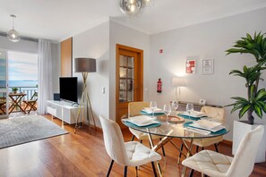 Dining - Ti Clara View Apartment with Sea View, Balcony and Wi-Fi (Caniço)